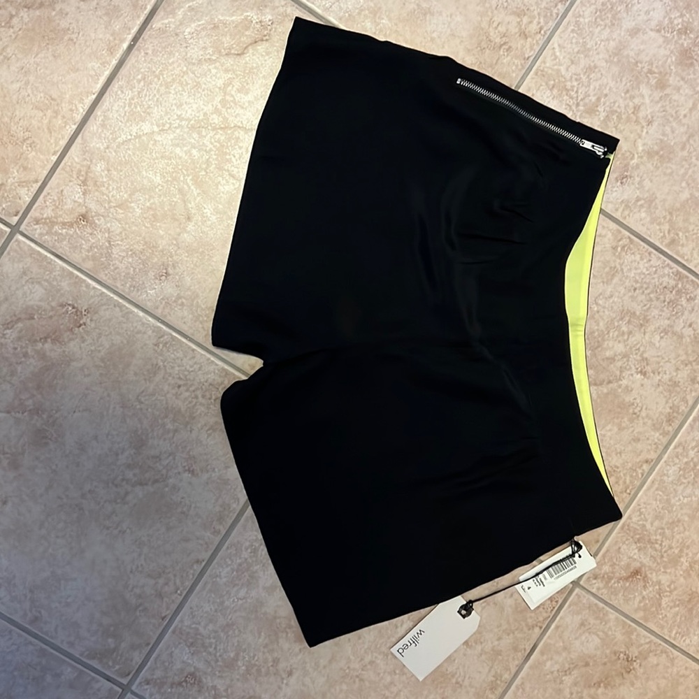 Wilfred size 4 100% silk black shorts.